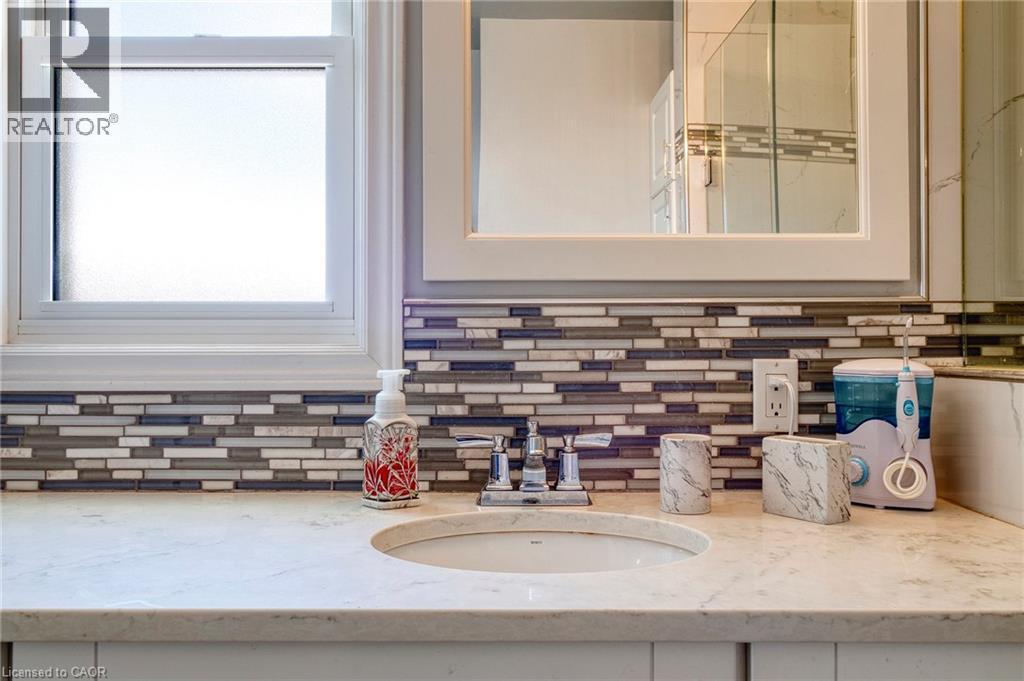 












108 QUEENSWAY Drive

,
St. Jacobs,




Ontario
N0B2N0

