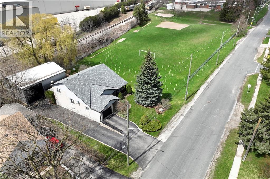 












108 QUEENSWAY Drive

,
St. Jacobs,




Ontario
N0B2N0

