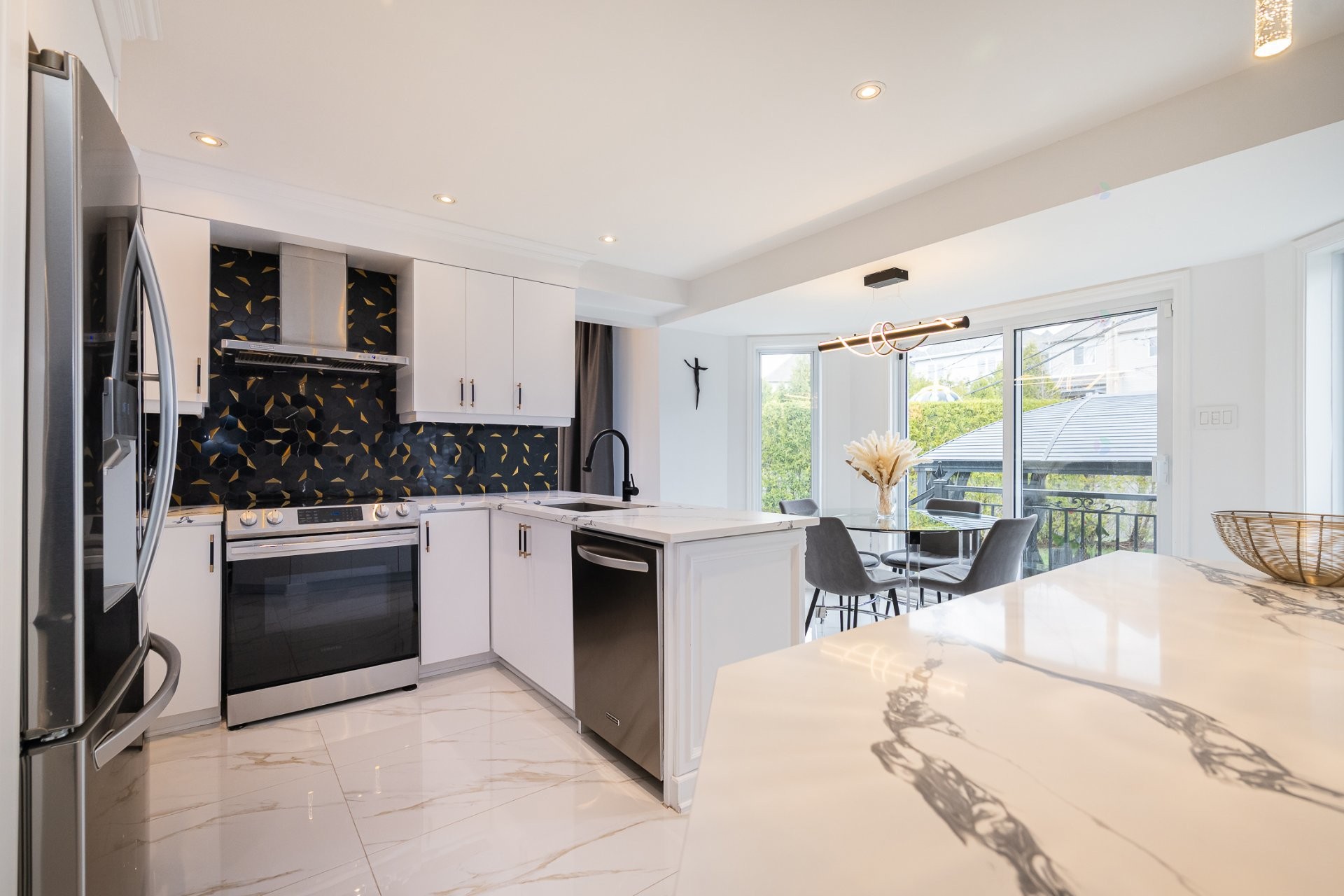 









1097


Av. des Géraniums

,
Laval (Sainte-Dorothée),




QC
H7Y2B7

