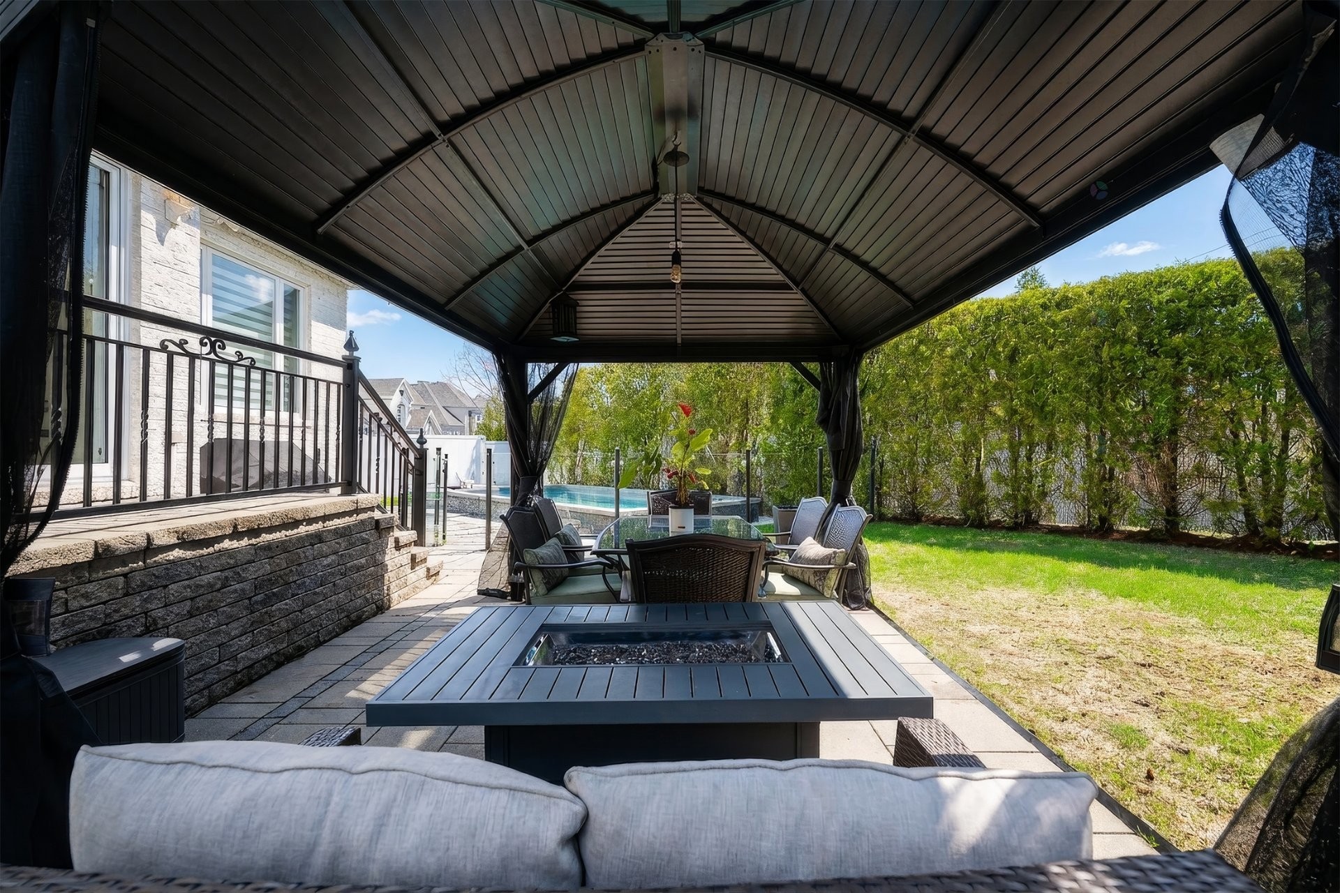 









1097


Av. des Géraniums

,
Laval (Sainte-Dorothée),




QC
H7Y2B7

