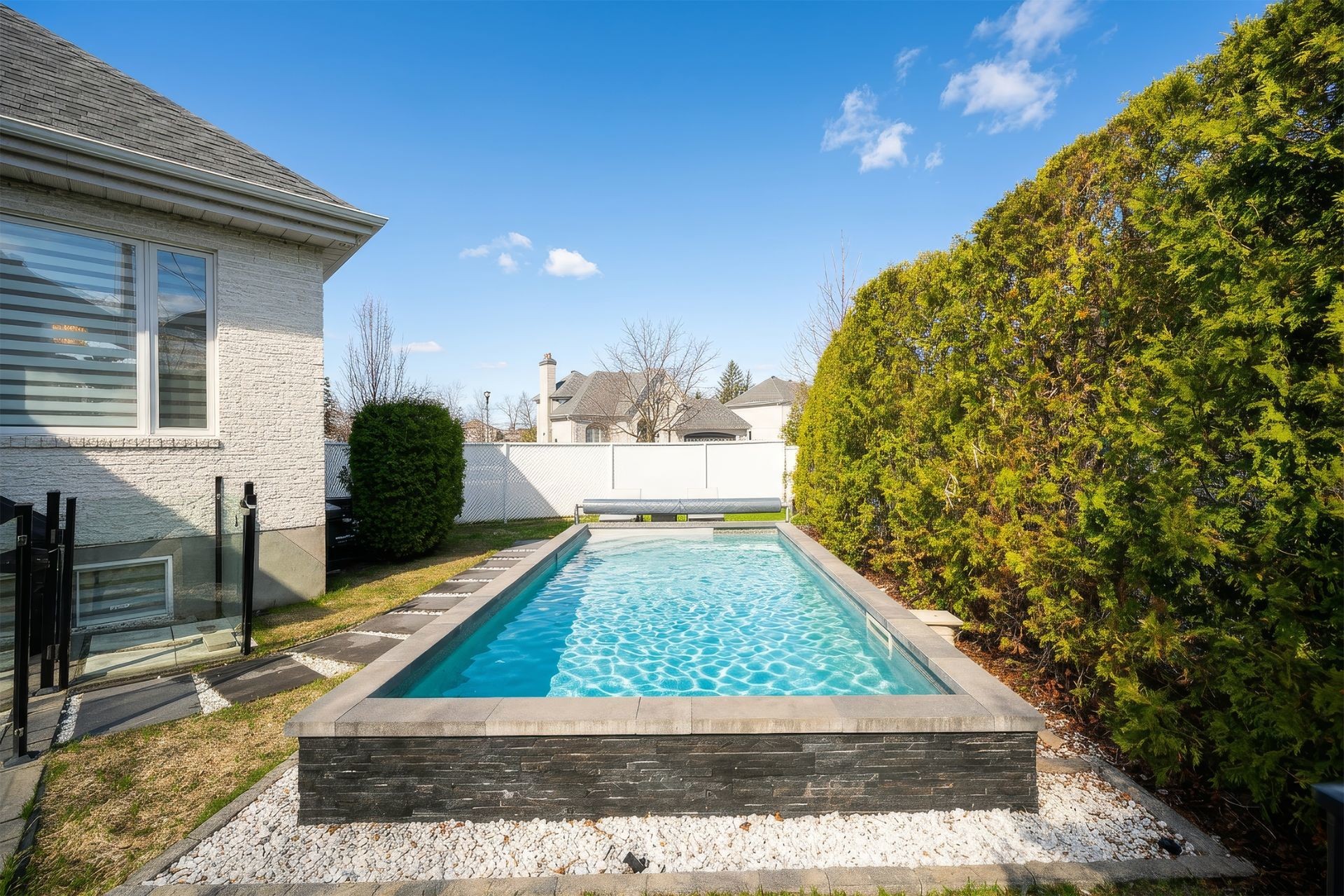 









1097


Av. des Géraniums

,
Laval (Sainte-Dorothée),




QC
H7Y2B7

