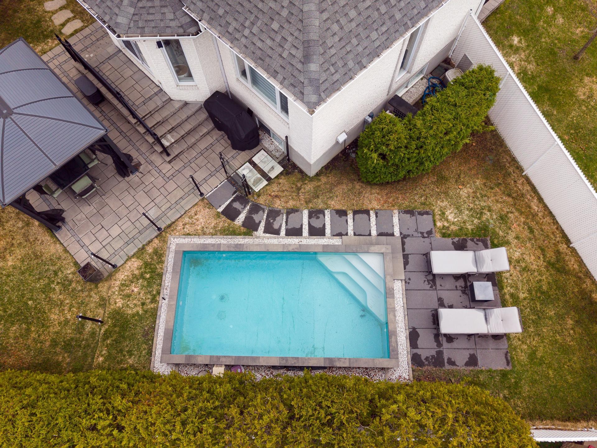 









1097


Av. des Géraniums

,
Laval (Sainte-Dorothée),




QC
H7Y2B7

