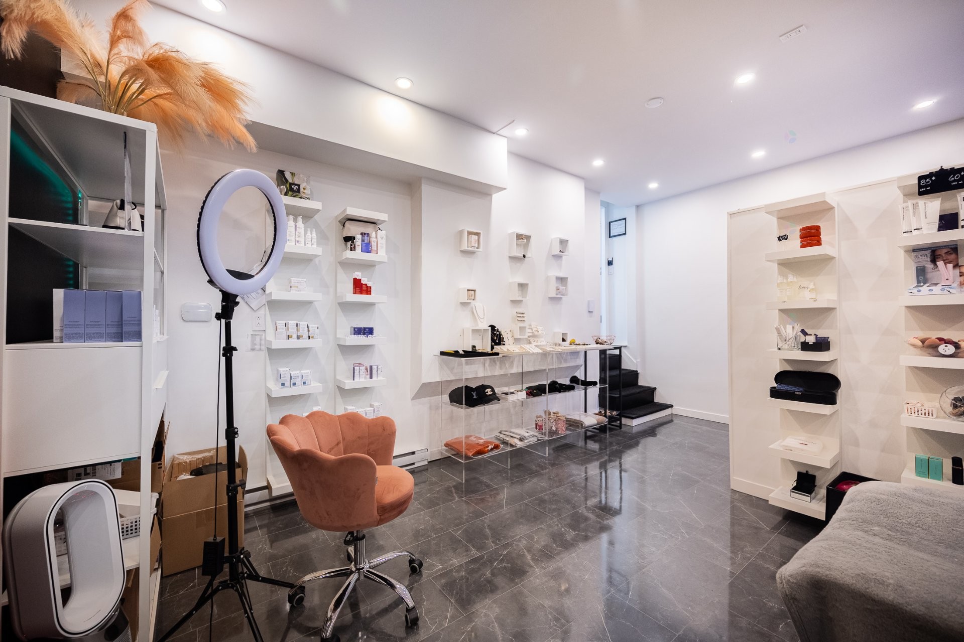 









1097


Av. des Géraniums

,
Laval (Sainte-Dorothée),




QC
H7Y2B7

