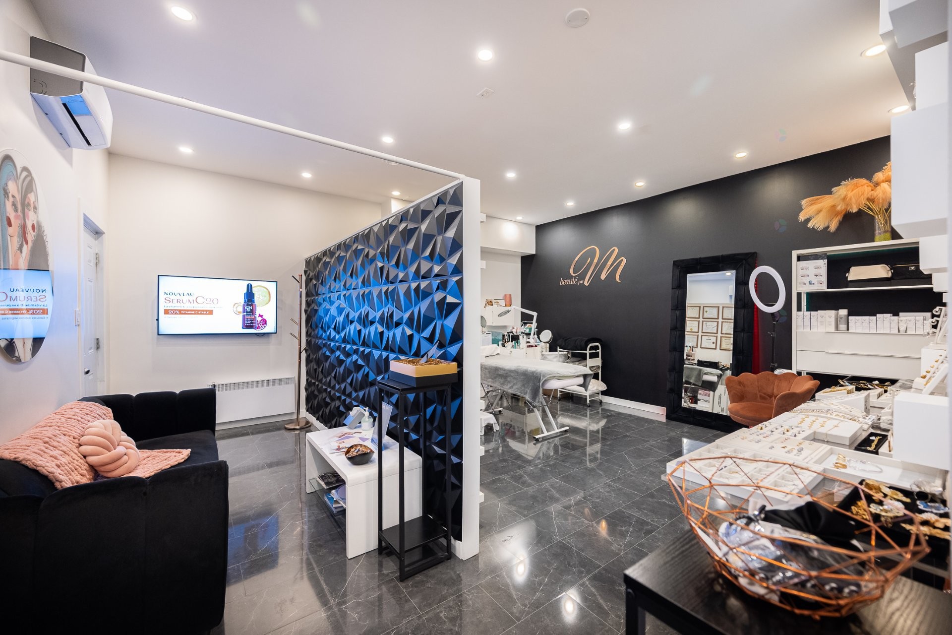 









1097


Av. des Géraniums

,
Laval (Sainte-Dorothée),




QC
H7Y2B7

