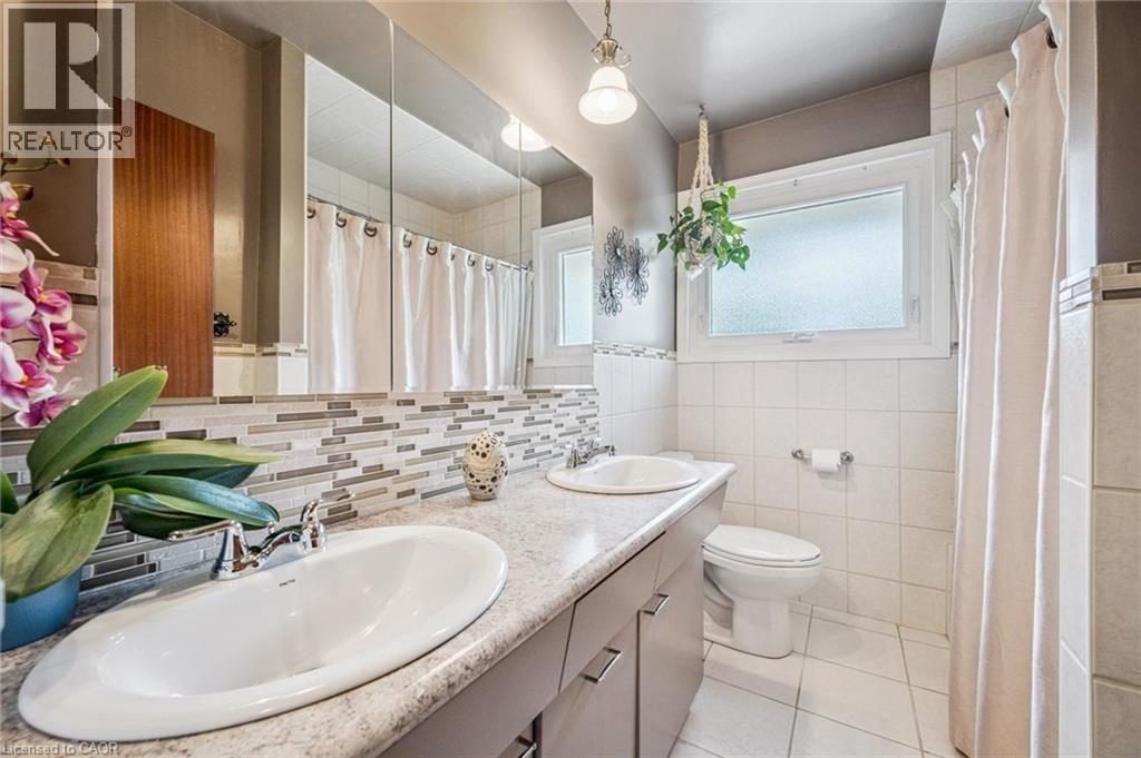 












106 RUSKVIEW Road

,
Kitchener,




Ontario
N2M4S3

