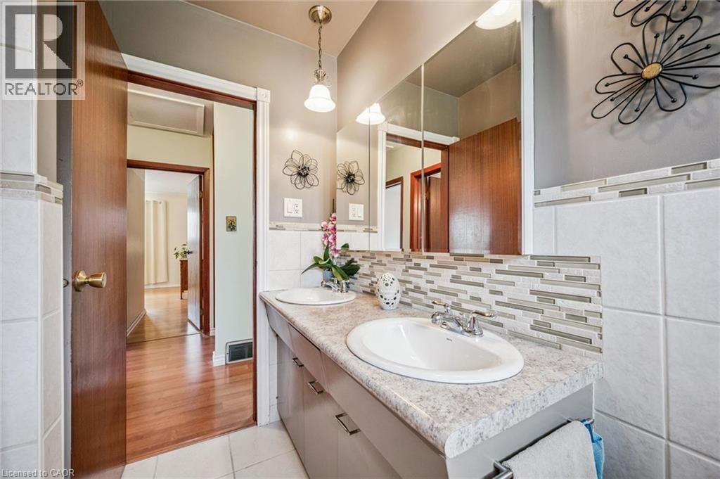 












106 RUSKVIEW Road

,
Kitchener,




Ontario
N2M4S3


