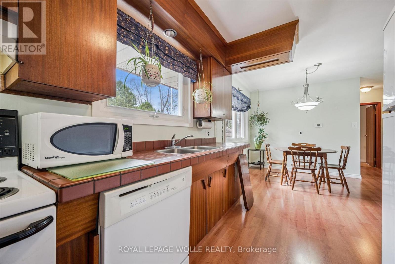 












106 RUSKVIEW ROAD

,
Kitchener,




Ontario
N2M4S3

