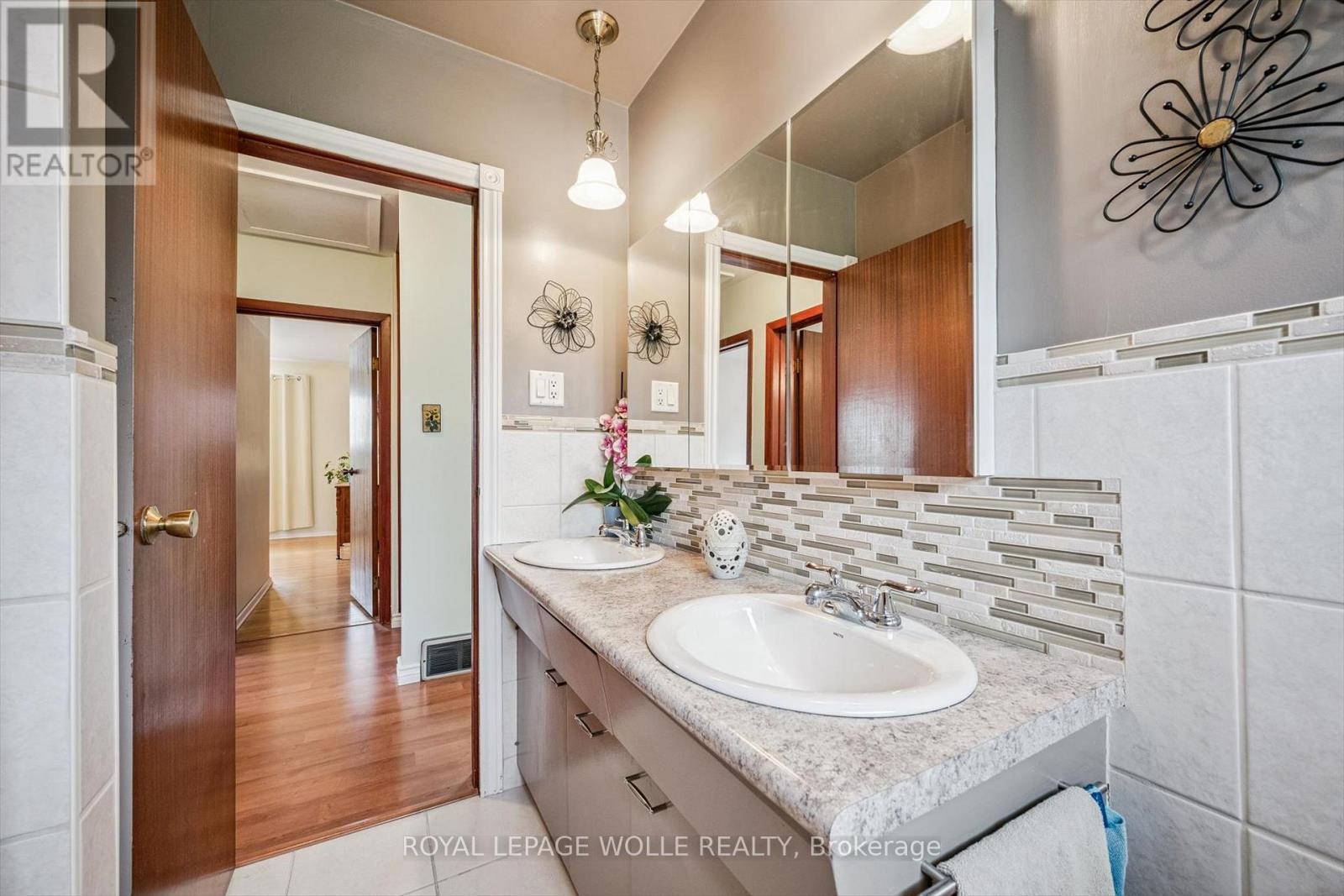 












106 RUSKVIEW ROAD

,
Kitchener,




Ontario
N2M4S3

