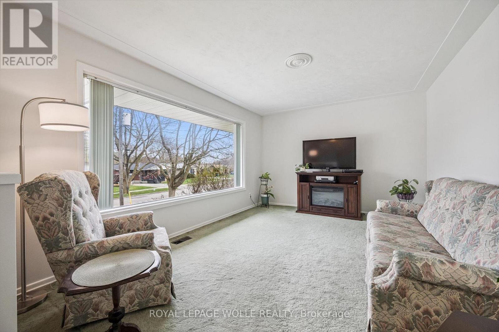 












106 RUSKVIEW ROAD

,
Kitchener,




Ontario
N2M4S3

