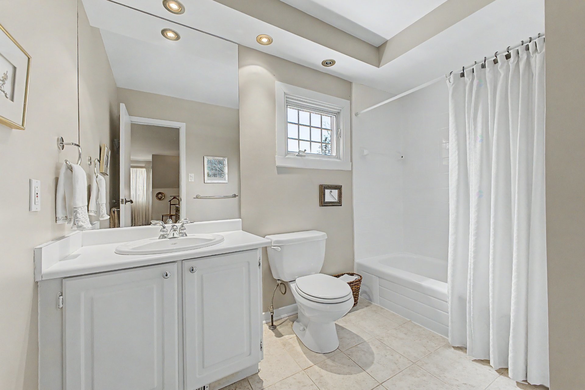 









266


Rue des Vosges

,
Saint-Lambert,




QC
J4S1M2

