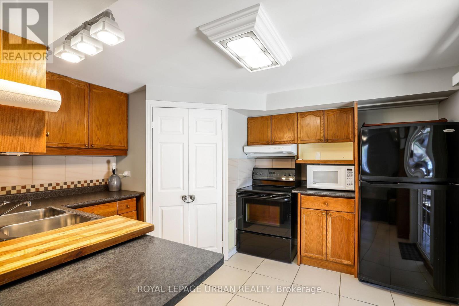 












1081 KESWICK COURT

,
Oshawa,




Ontario
L1K2V2

