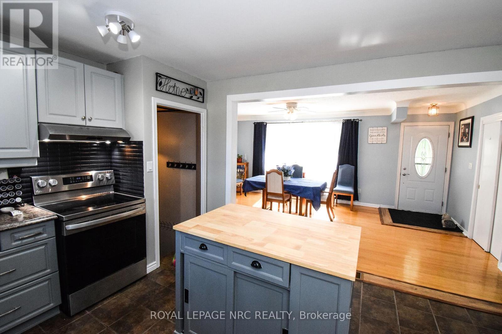 












11 GROSVENOR STREET

,
St. Catharines (Bunting/Linwell),




Ontario
L2M3E9

