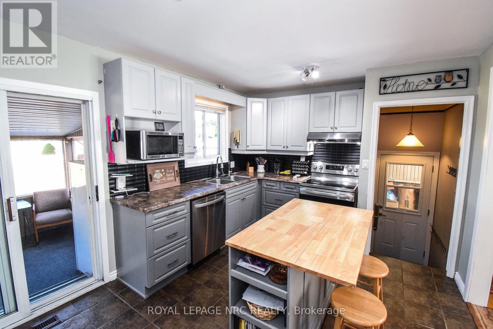












11 GROSVENOR STREET

,
St. Catharines (Bunting/Linwell),




Ontario
L2M3E9

