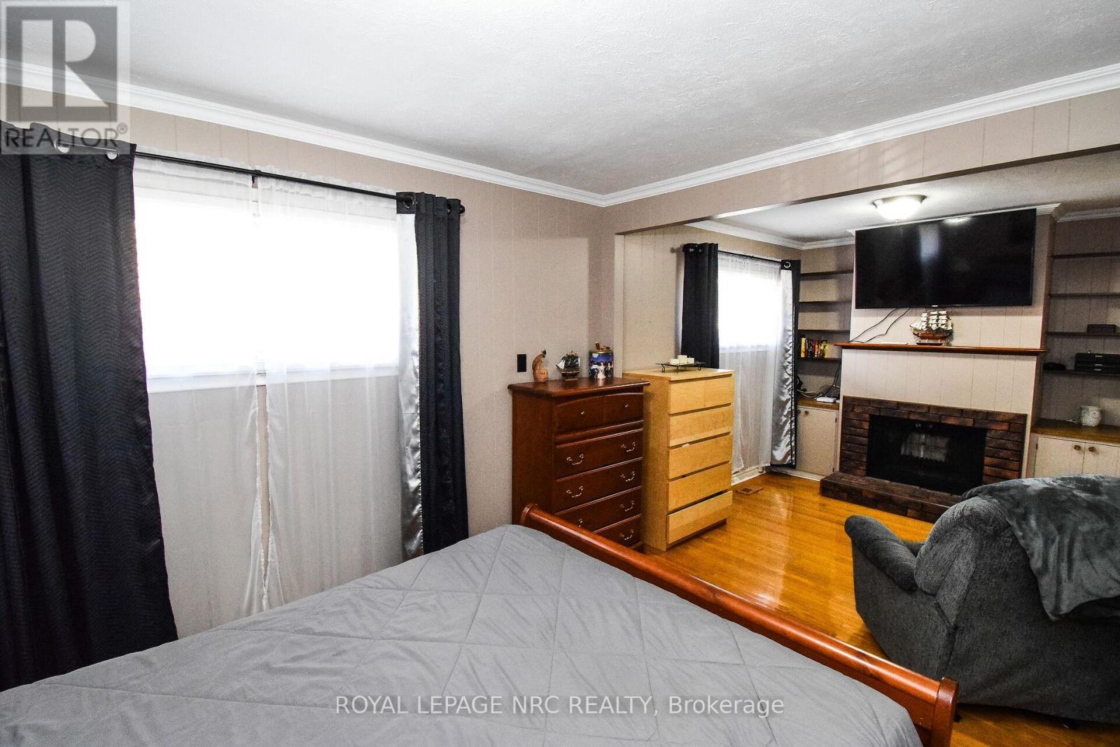 












11 GROSVENOR STREET

,
St. Catharines (Bunting/Linwell),




Ontario
L2M3E9

