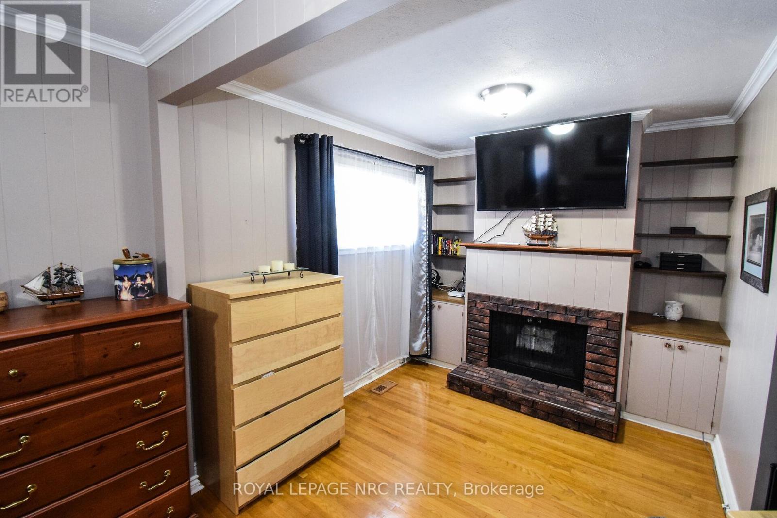 












11 GROSVENOR STREET

,
St. Catharines (Bunting/Linwell),




Ontario
L2M3E9

