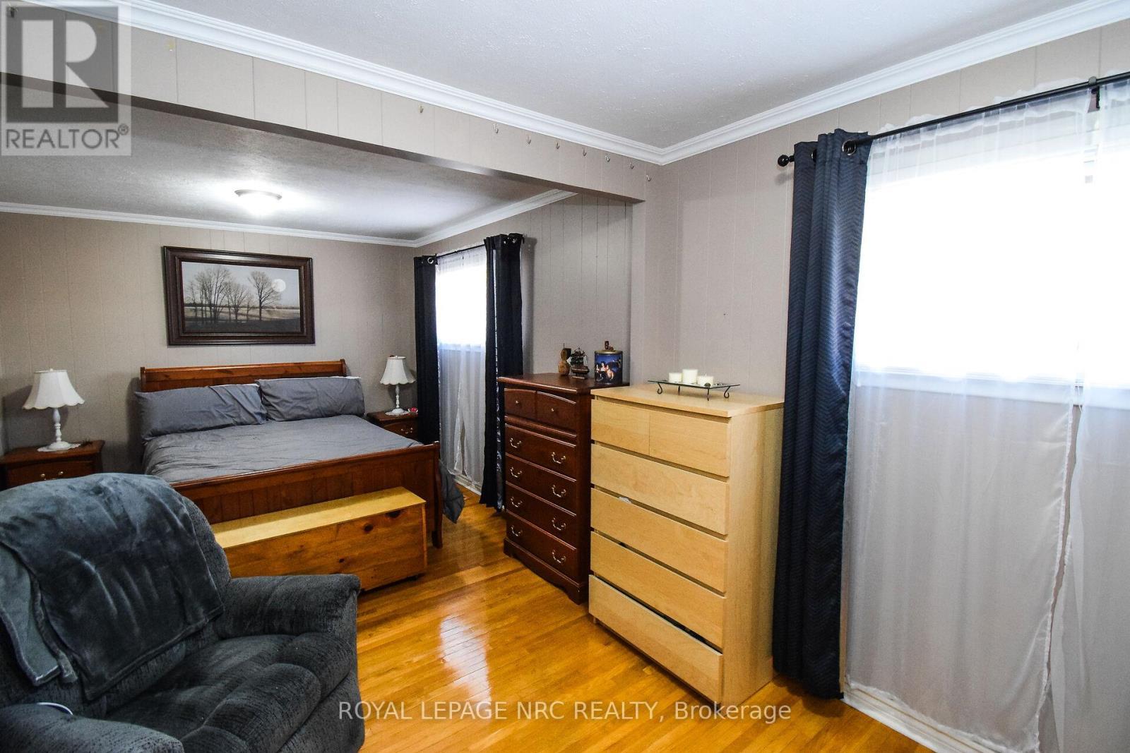 












11 GROSVENOR STREET

,
St. Catharines (Bunting/Linwell),




Ontario
L2M3E9

