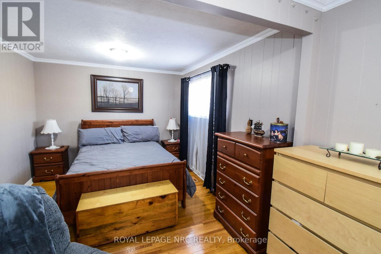 












11 GROSVENOR STREET

,
St. Catharines (Bunting/Linwell),




Ontario
L2M3E9


