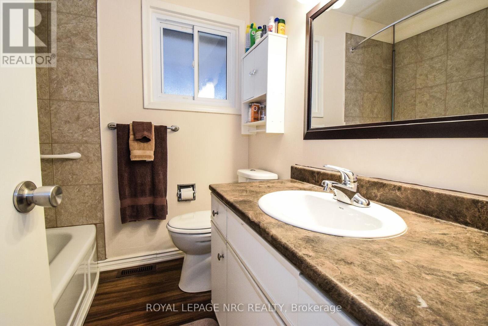 












11 GROSVENOR STREET

,
St. Catharines (Bunting/Linwell),




Ontario
L2M3E9


