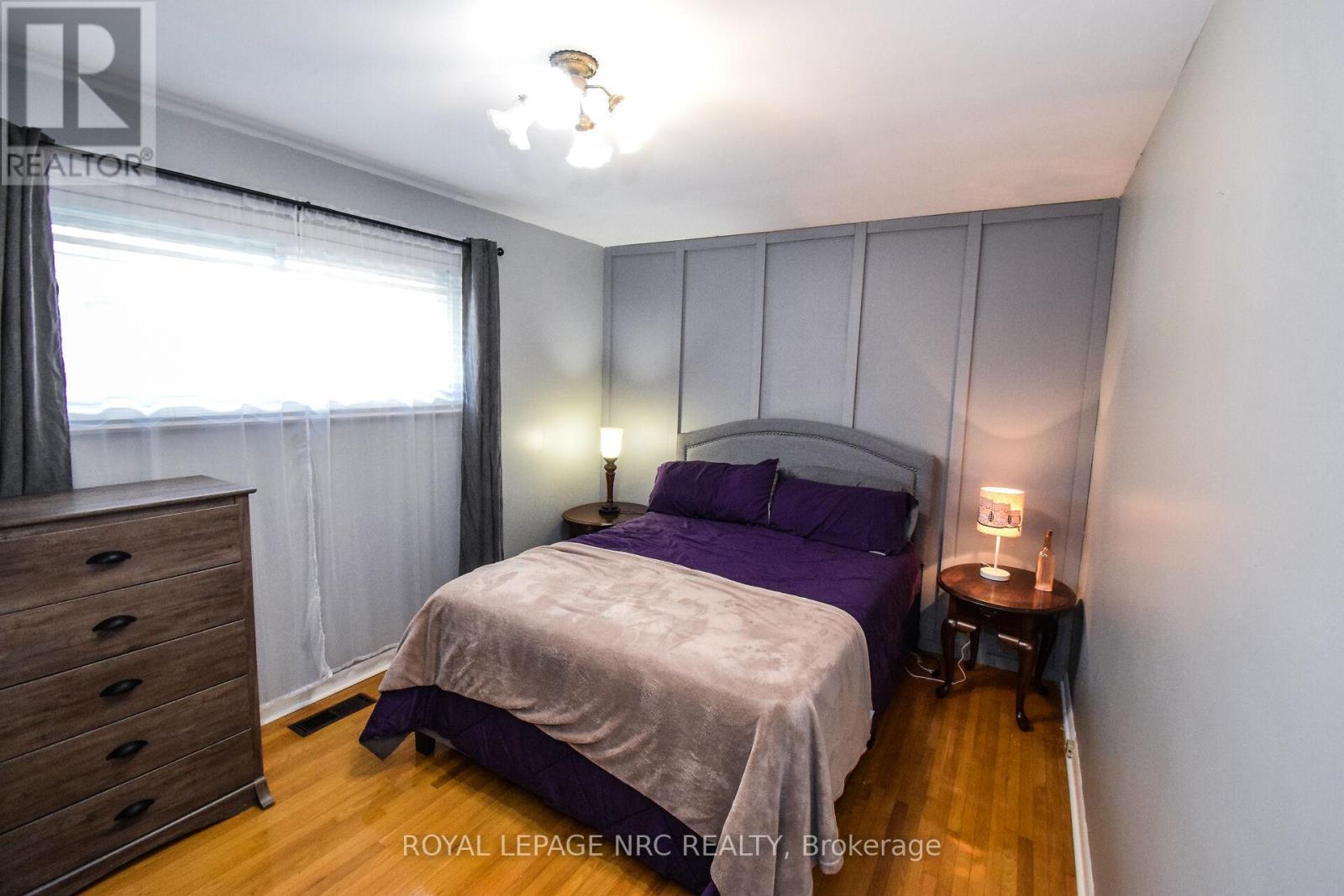 












11 GROSVENOR STREET

,
St. Catharines (Bunting/Linwell),




Ontario
L2M3E9

