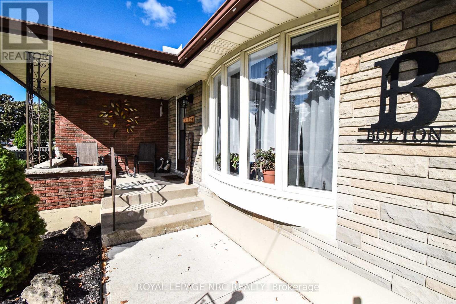 












11 GROSVENOR STREET

,
St. Catharines (Bunting/Linwell),




Ontario
L2M3E9

