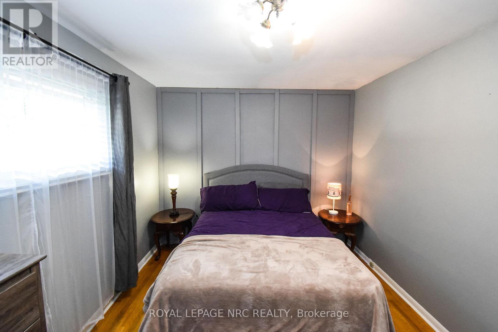 












11 GROSVENOR STREET

,
St. Catharines (Bunting/Linwell),




Ontario
L2M3E9

