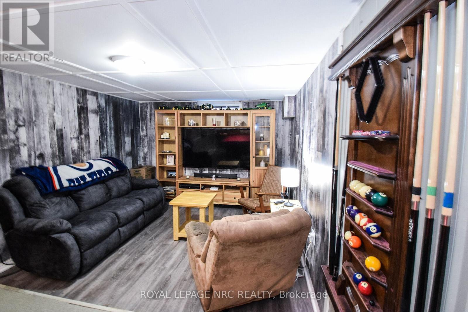 












11 GROSVENOR STREET

,
St. Catharines (Bunting/Linwell),




Ontario
L2M3E9

