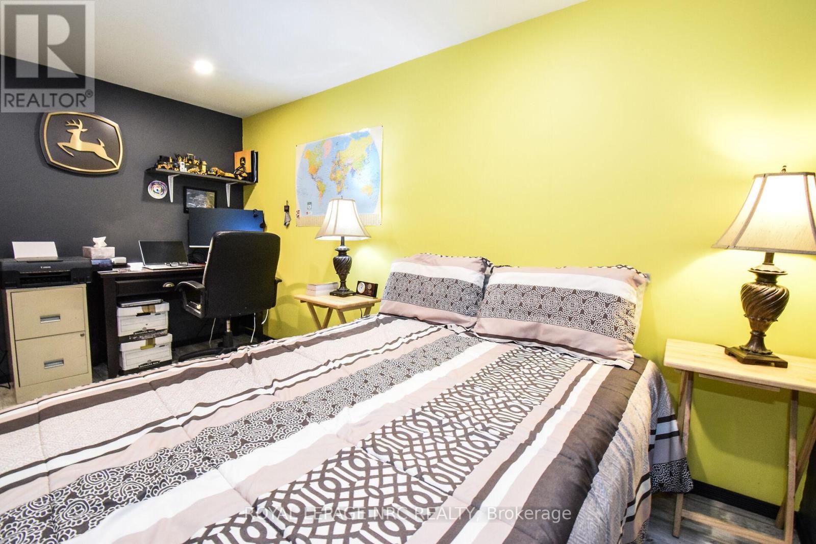 












11 GROSVENOR STREET

,
St. Catharines (Bunting/Linwell),




Ontario
L2M3E9

