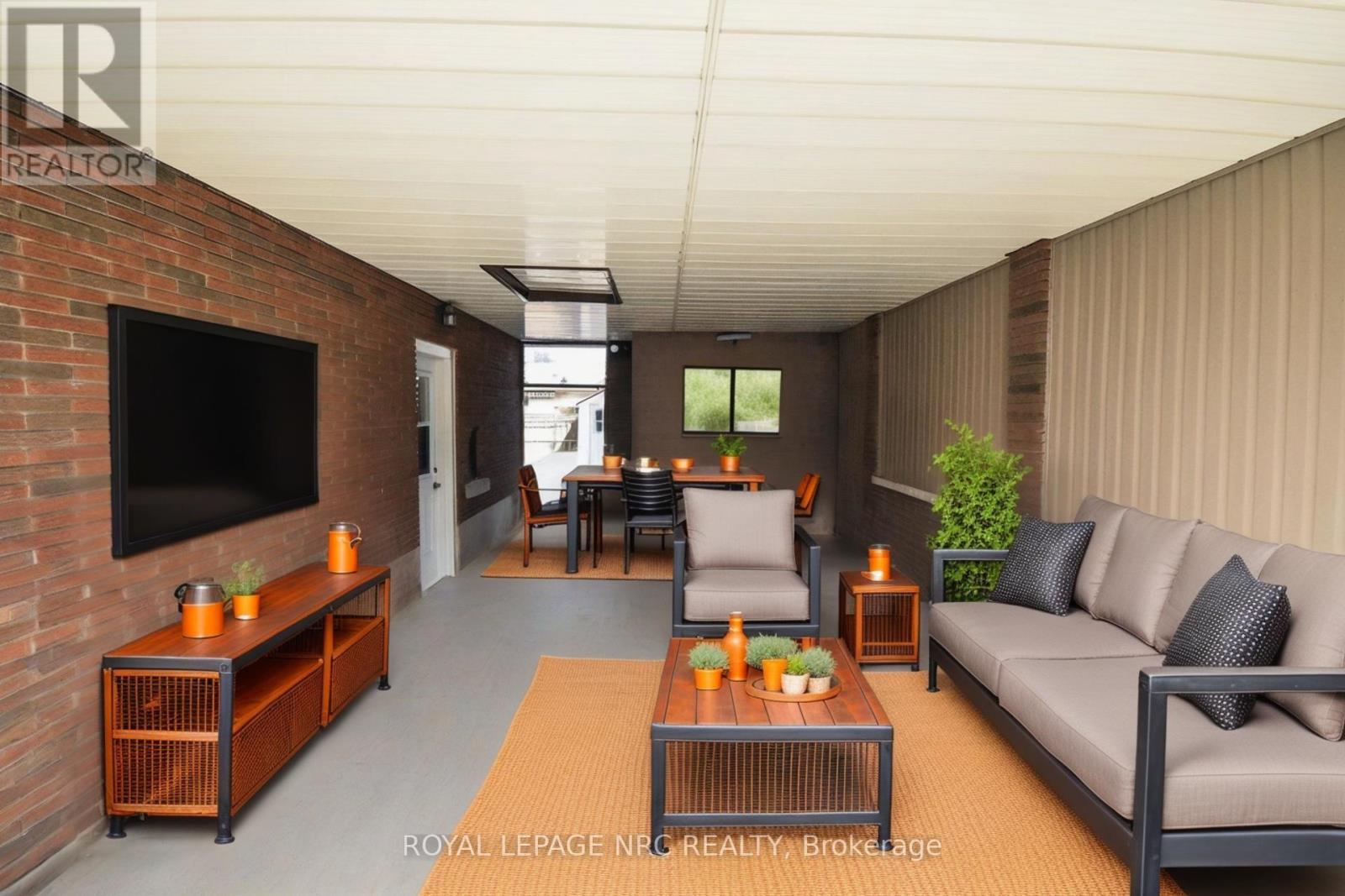 












11 GROSVENOR STREET

,
St. Catharines (Bunting/Linwell),




Ontario
L2M3E9

