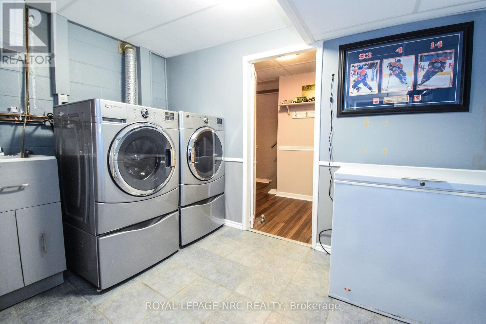 












11 GROSVENOR STREET

,
St. Catharines (Bunting/Linwell),




Ontario
L2M3E9

