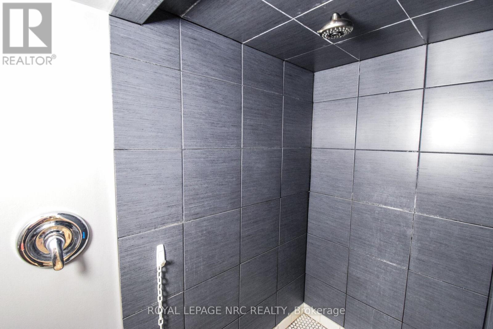 












11 GROSVENOR STREET

,
St. Catharines (Bunting/Linwell),




Ontario
L2M3E9

