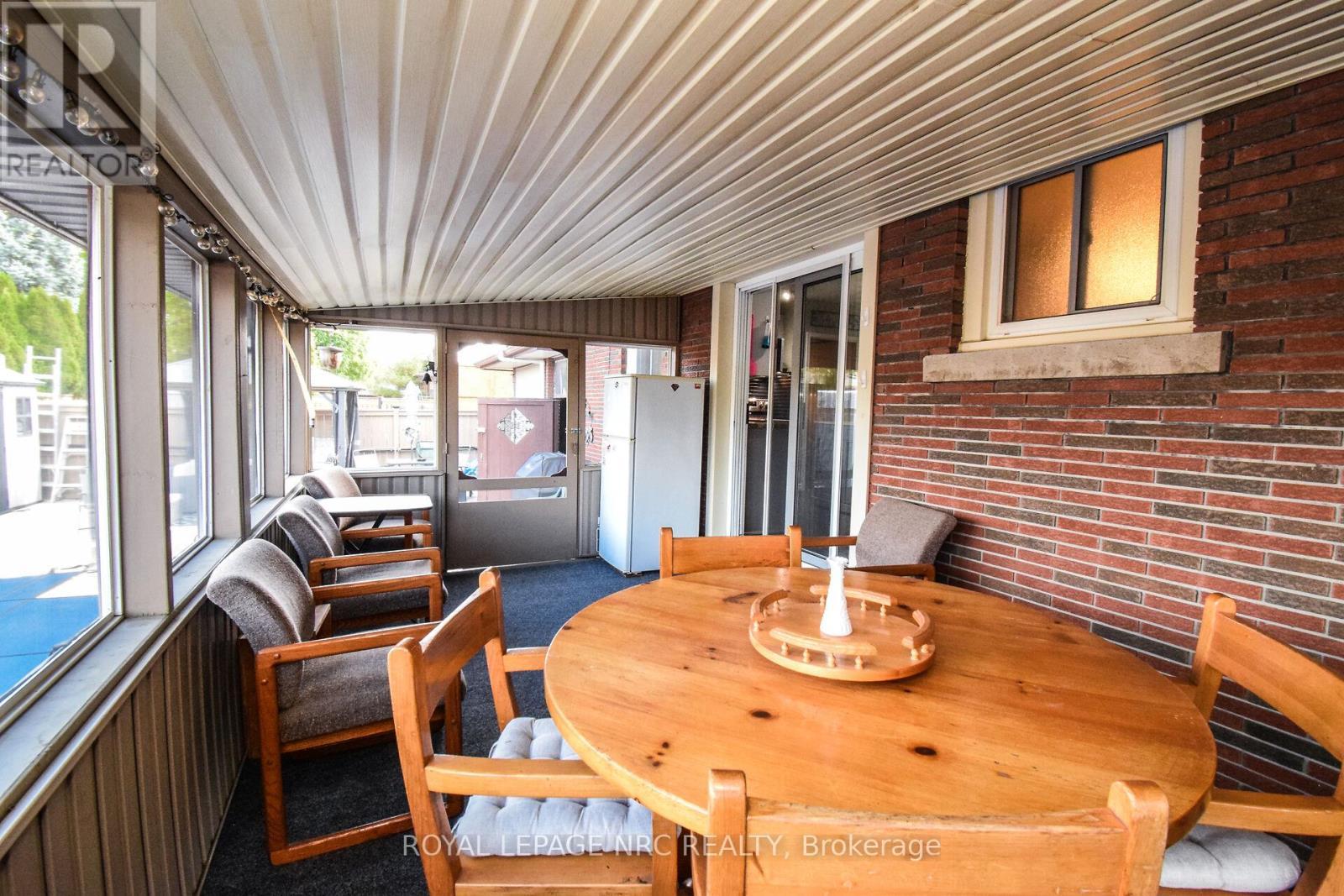 












11 GROSVENOR STREET

,
St. Catharines (Bunting/Linwell),




Ontario
L2M3E9

