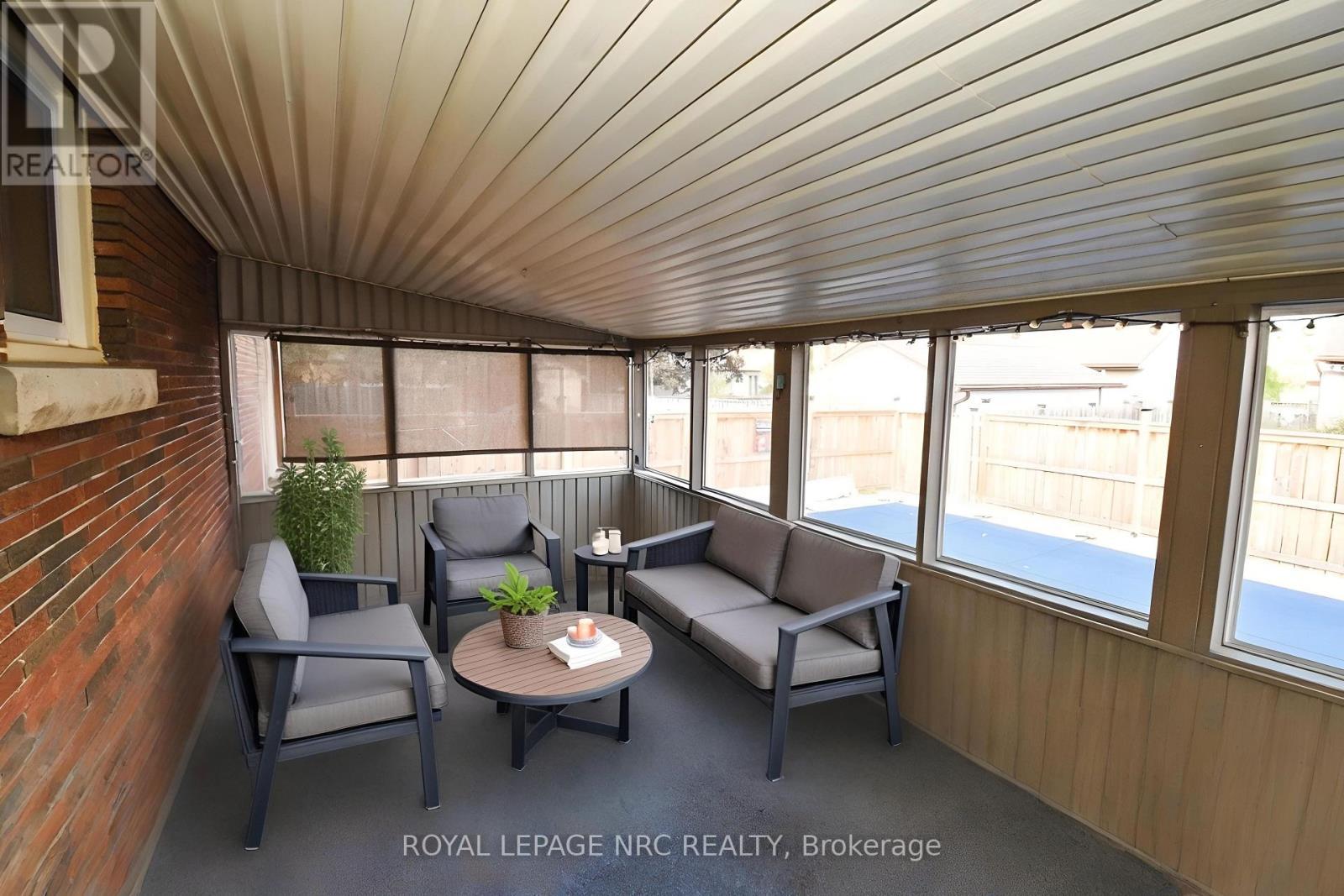 












11 GROSVENOR STREET

,
St. Catharines (Bunting/Linwell),




Ontario
L2M3E9

