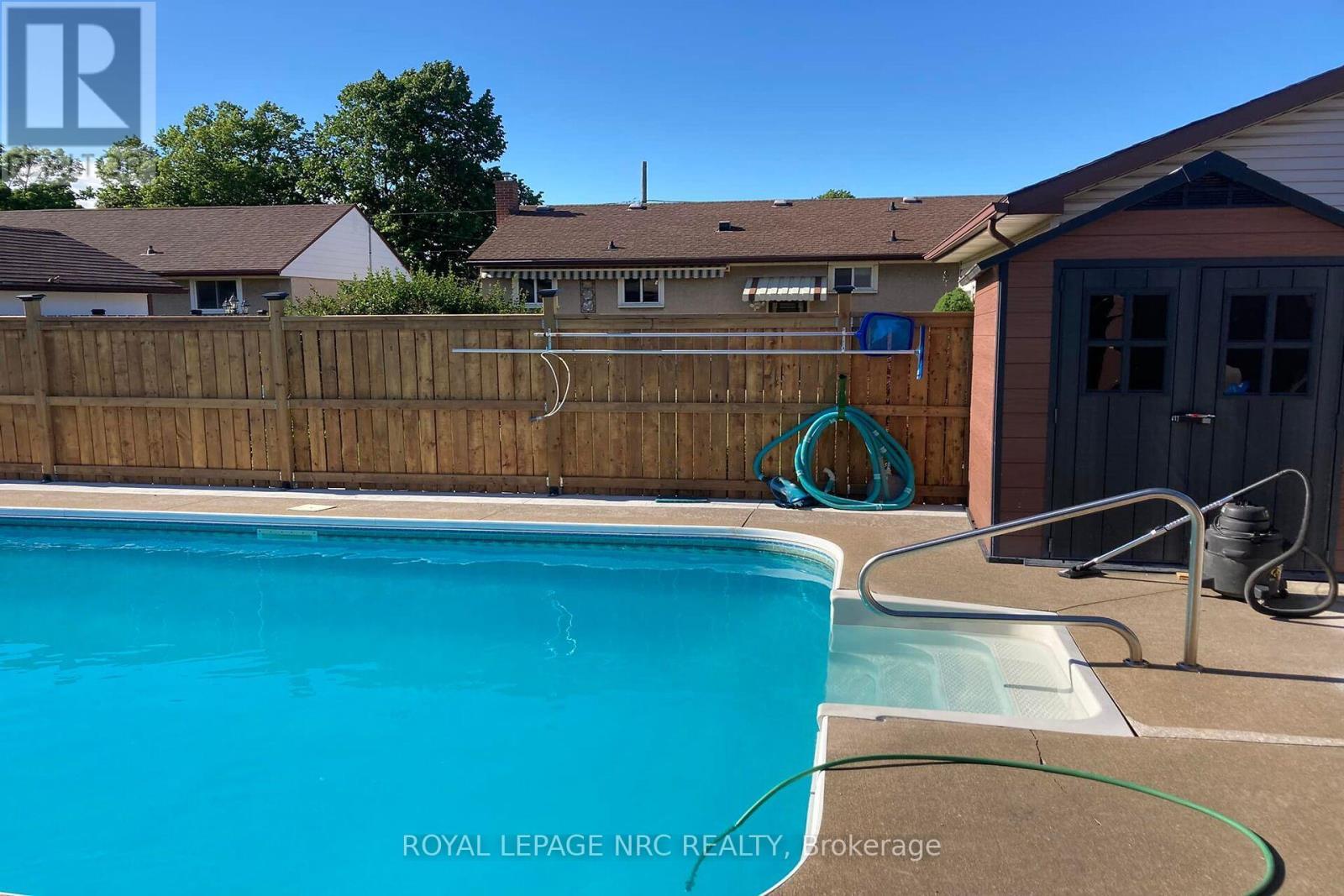 












11 GROSVENOR STREET

,
St. Catharines (Bunting/Linwell),




Ontario
L2M3E9

