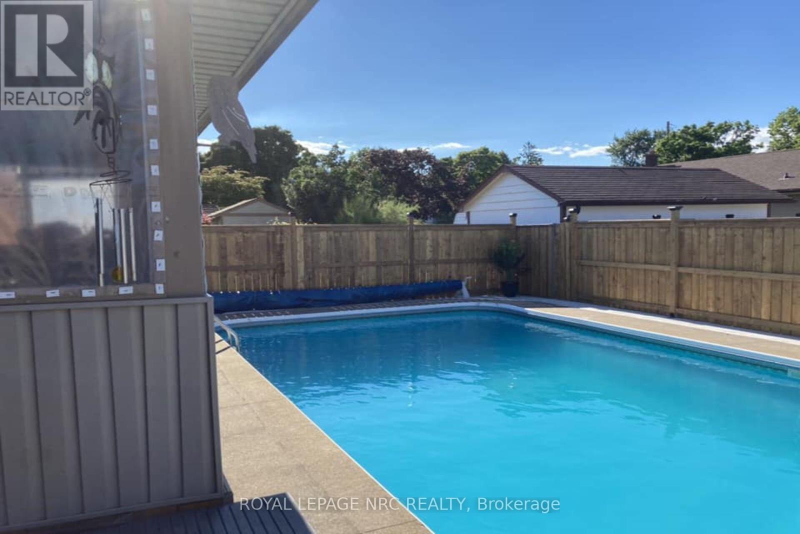












11 GROSVENOR STREET

,
St. Catharines (Bunting/Linwell),




Ontario
L2M3E9

