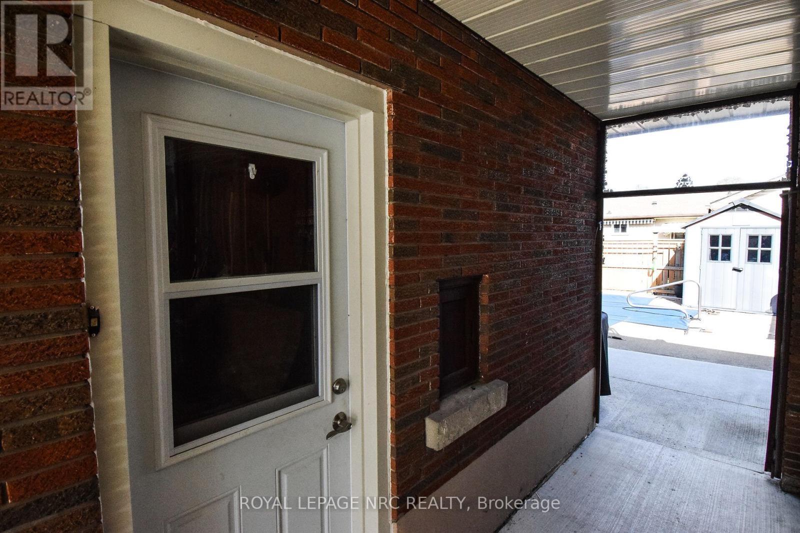 












11 GROSVENOR STREET

,
St. Catharines (Bunting/Linwell),




Ontario
L2M3E9

