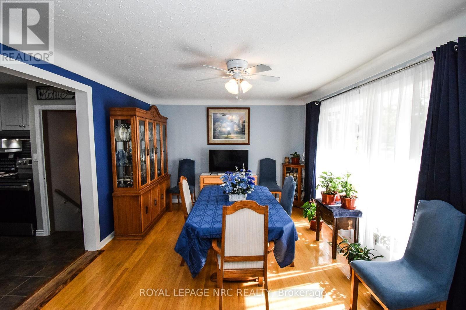 












11 GROSVENOR STREET

,
St. Catharines (Bunting/Linwell),




Ontario
L2M3E9

