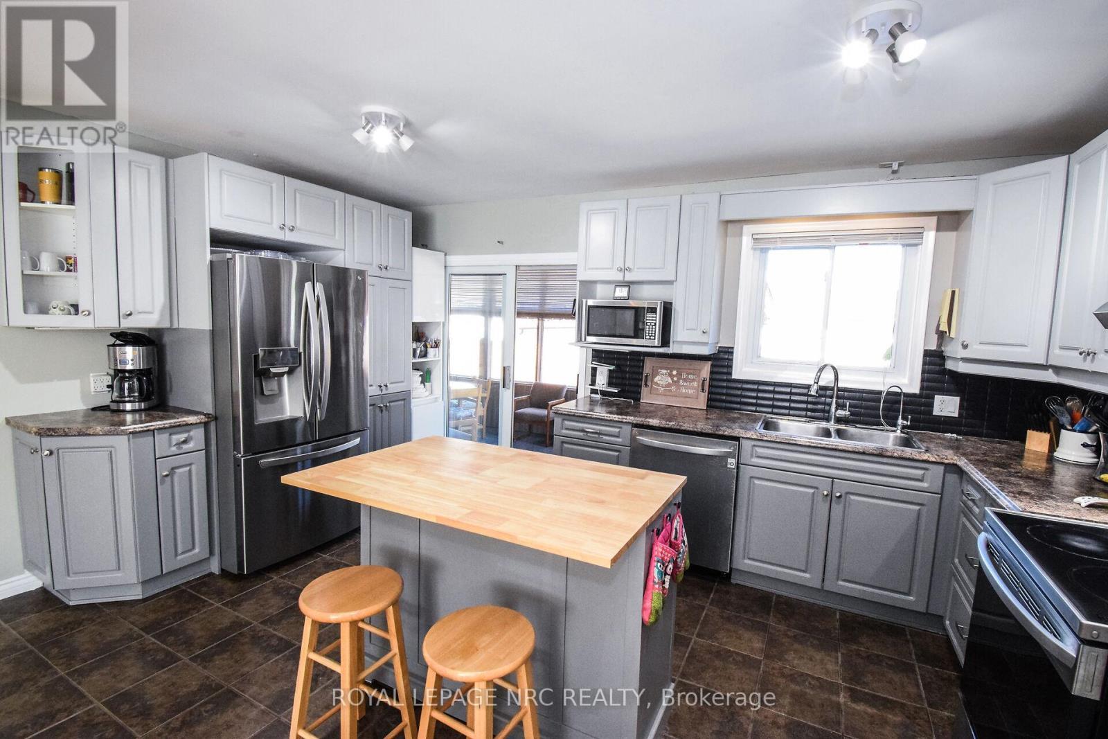 












11 GROSVENOR STREET

,
St. Catharines (Bunting/Linwell),




Ontario
L2M3E9


