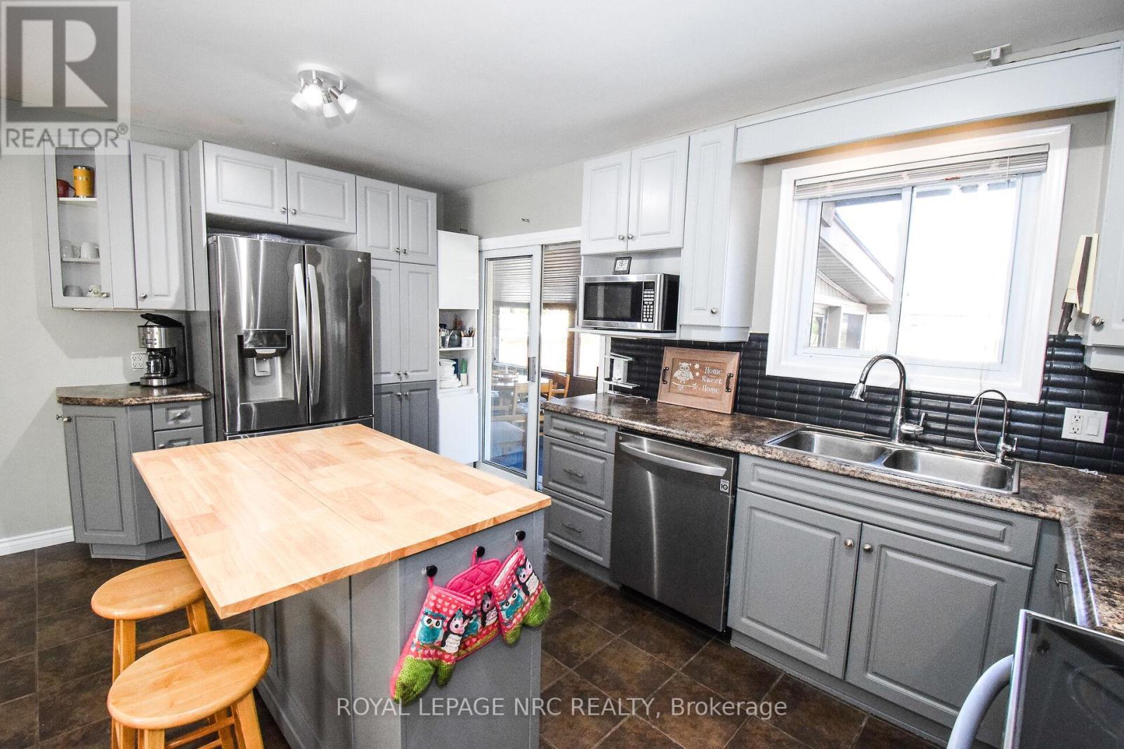 












11 GROSVENOR STREET

,
St. Catharines (Bunting/Linwell),




Ontario
L2M3E9

