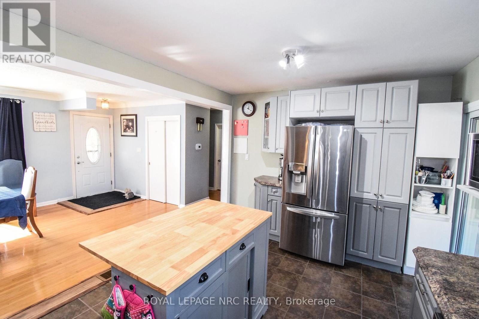 












11 GROSVENOR STREET

,
St. Catharines (Bunting/Linwell),




Ontario
L2M3E9

