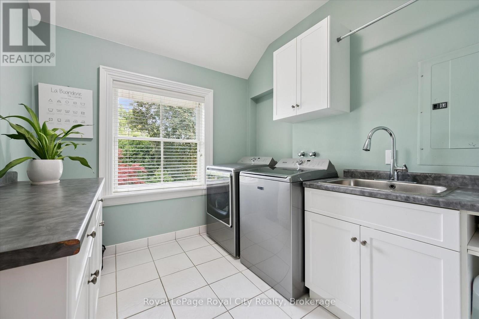 












66 GRANGE STREET

,
Guelph (St. George's),




Ontario
N1E2V2


