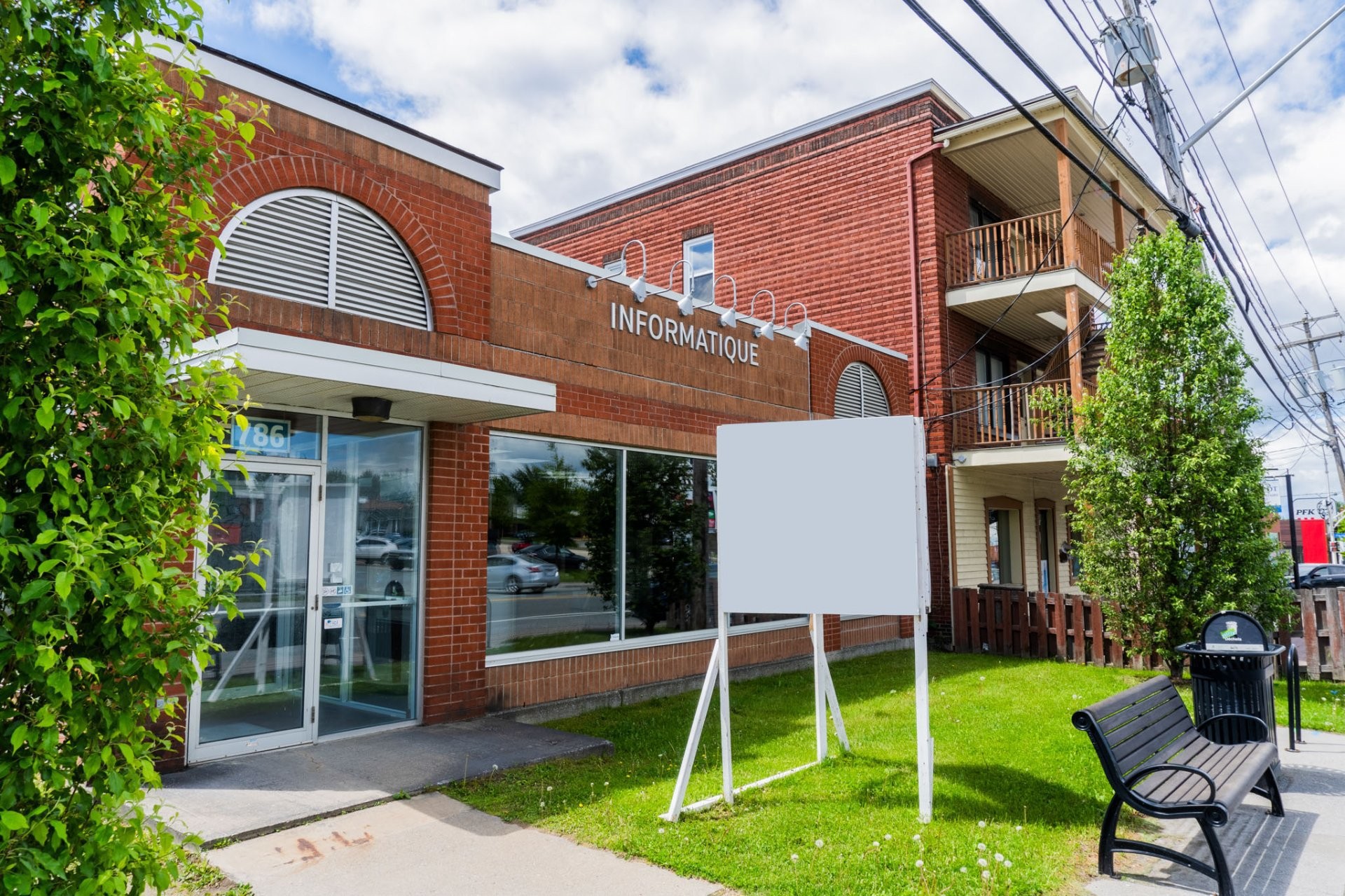 









786


Rue King E.

,
Sherbrooke (Fleurimont),




QC
J1G1C5


