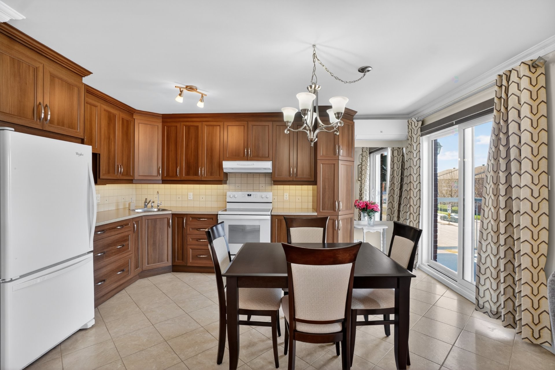 









2325


Boul. Jacques-Marcil

, 302,
Longueuil (Saint-Hubert),




QC
J3Y9C2

