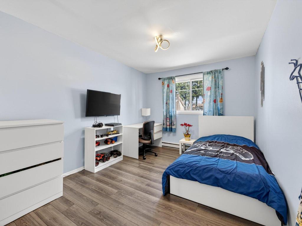 









960

 - 960A


14e Avenue

,
Fabreville (Laval),




QC
H7R4N8

