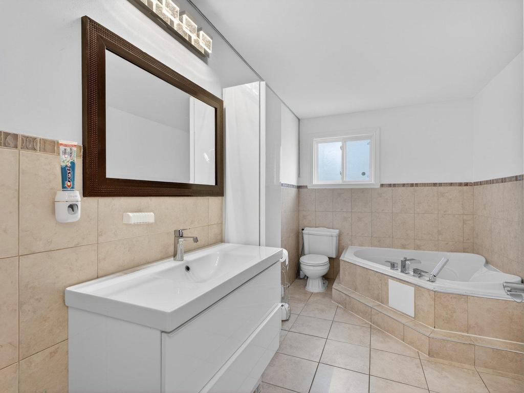 









960

 - 960A


14e Avenue

,
Fabreville (Laval),




QC
H7R4N8

