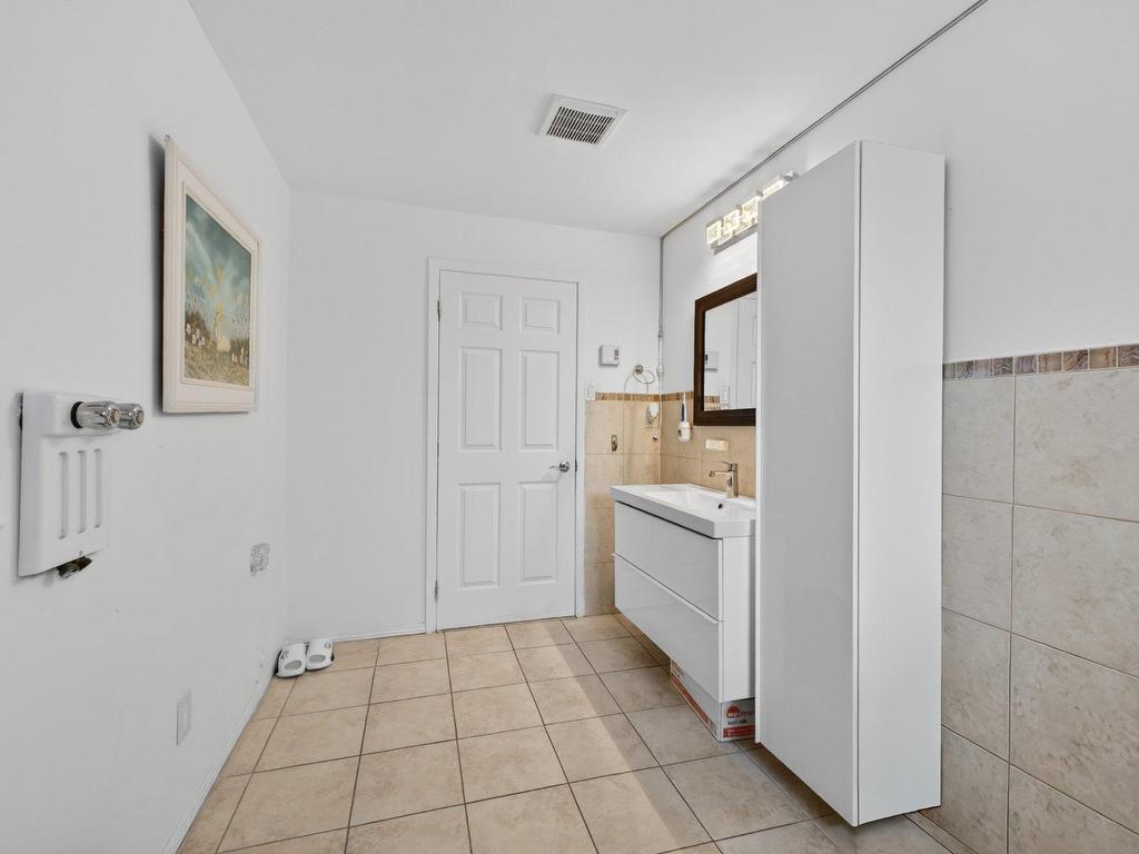 









960

 - 960A


14e Avenue

,
Fabreville (Laval),




QC
H7R4N8

