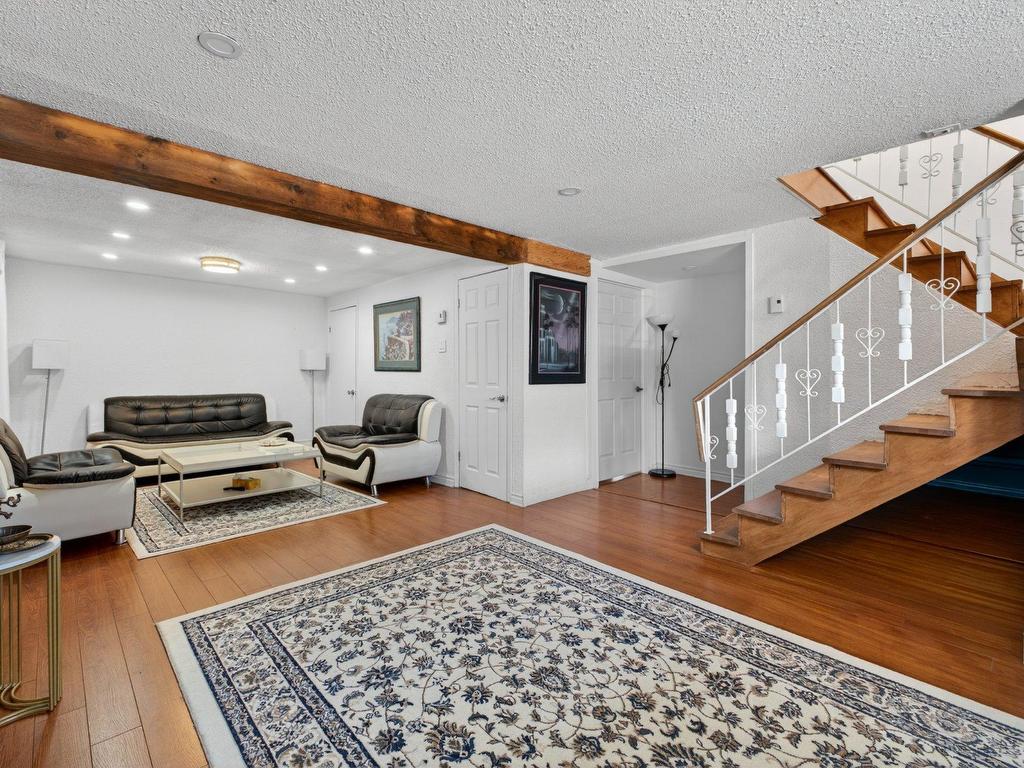 









960

 - 960A


14e Avenue

,
Fabreville (Laval),




QC
H7R4N8

