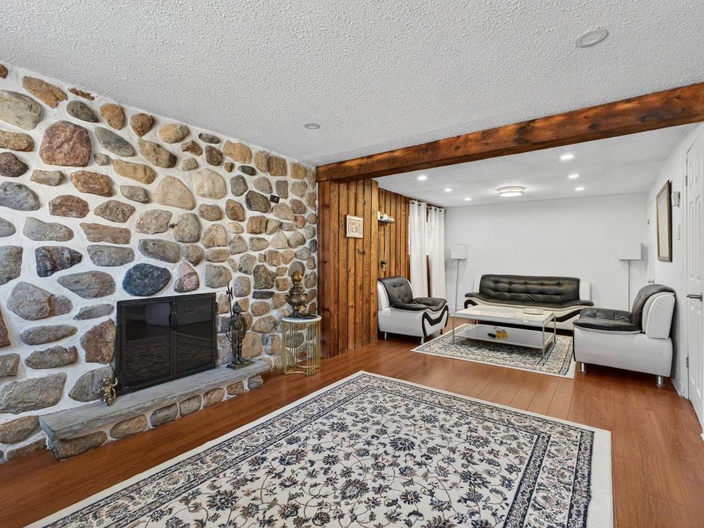 









960

 - 960A


14e Avenue

,
Fabreville (Laval),




QC
H7R4N8

