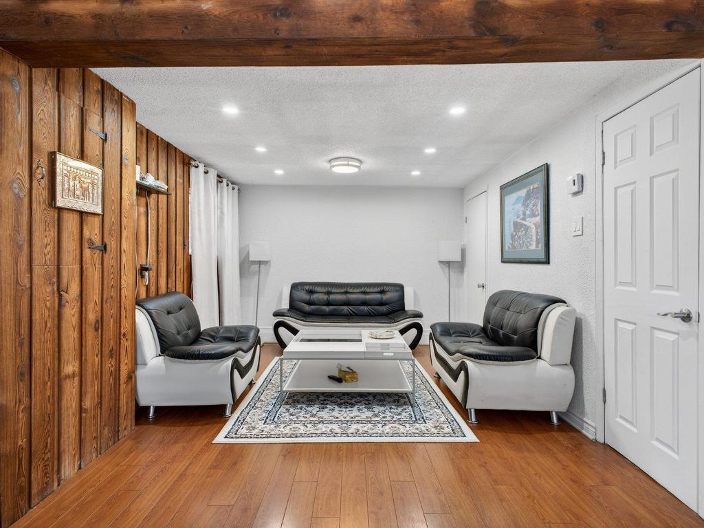 









960

 - 960A


14e Avenue

,
Fabreville (Laval),




QC
H7R4N8

