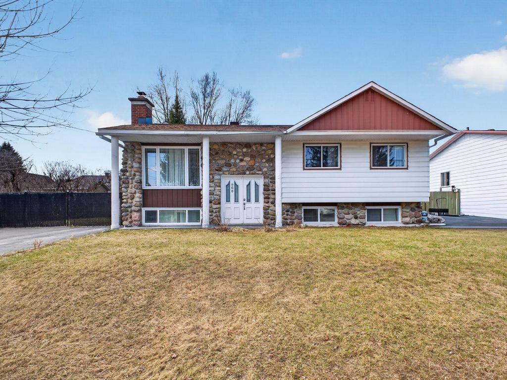 









960

 - 960A


14e Avenue

,
Fabreville (Laval),




QC
H7R4N8

