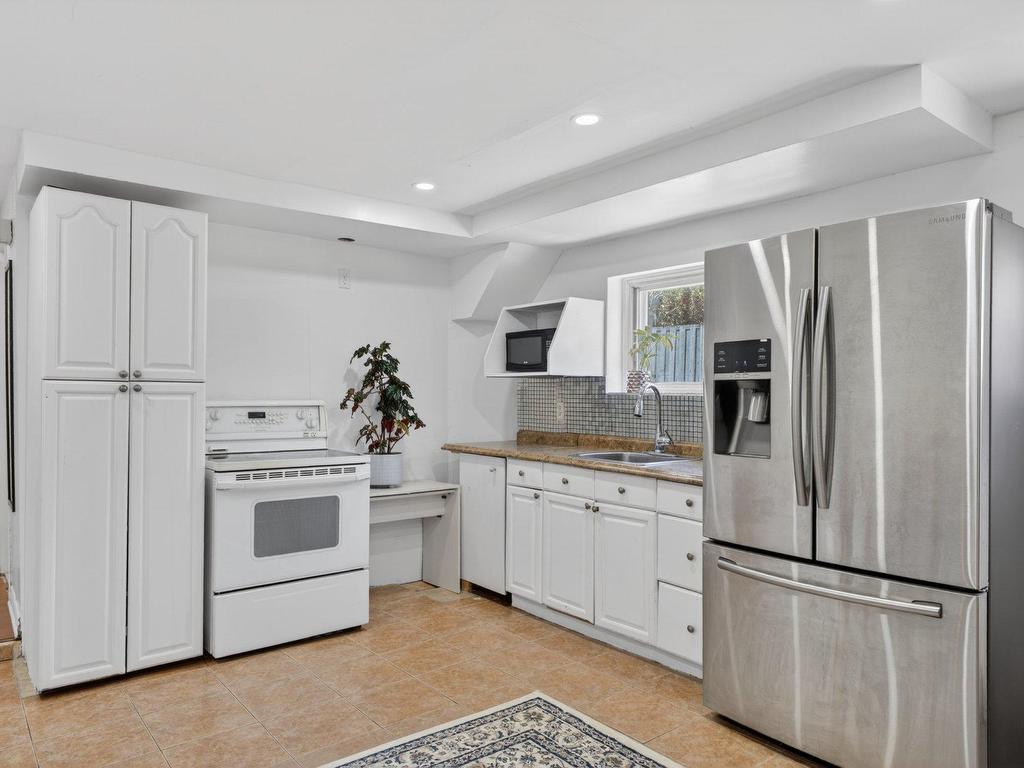 









960

 - 960A


14e Avenue

,
Fabreville (Laval),




QC
H7R4N8

